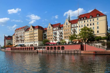 Su birikintisinin yanında bir sıra bina. Berlin 'de River Spree ve eski mimari.