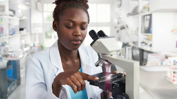 Scienziata Africana Studentessa Tecnologica Camice Laboratorio Lavora Con Microscopio — Foto Stock