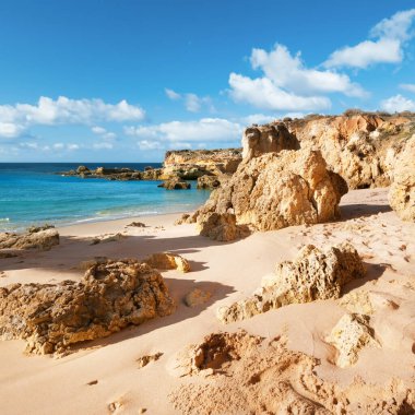 Albufeira, Portekiz yakınlarındaki altın plajlar ve kumtaşı kayalıkları, kare kompozisyon.