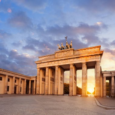 Brandenburg Kapısı, Berlin, Almanya Gün batımında Kapıdan içeri güneş girerken.