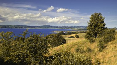 Tepeden okyanus manzarası.