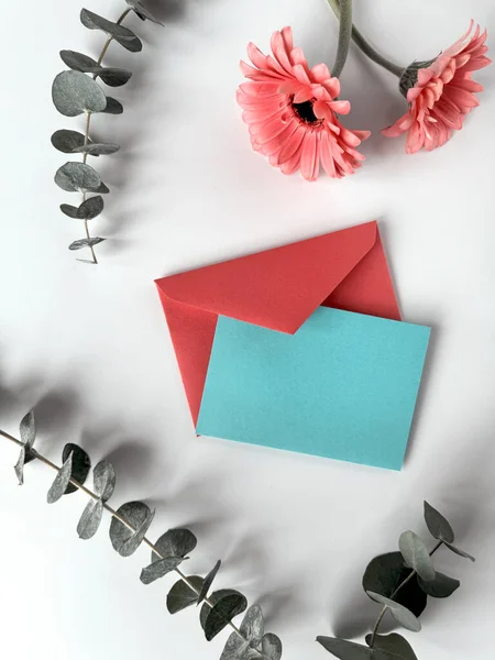 Envelope Azul Vermelho Fica Cima Uma Mesa Criando Uma Imagem — Fotografia de Stock