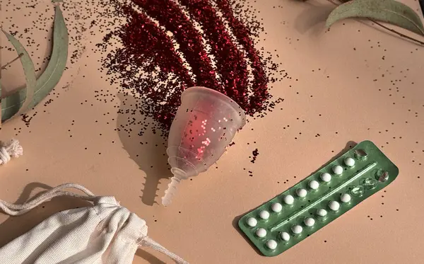 Una Copa Menstrual Con Purpurina Roja Píldoras Anticonceptivas Primer Plano — Foto de Stock