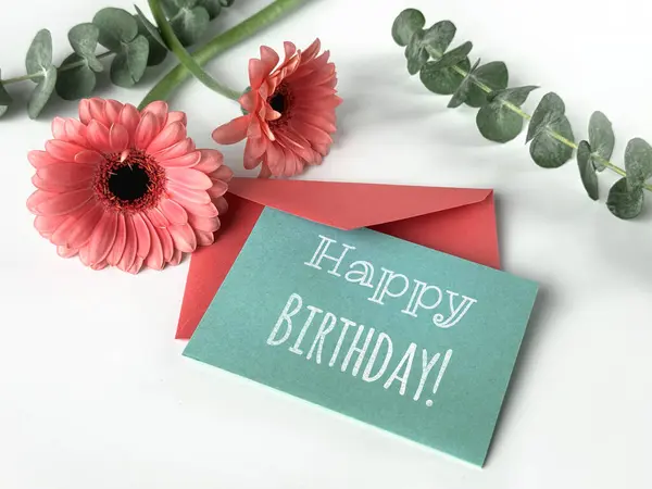 Karta Słowami Happy Birthday Znajduje Się Obok Żywego Kwiatu Gerbera — Zdjęcie stockowe