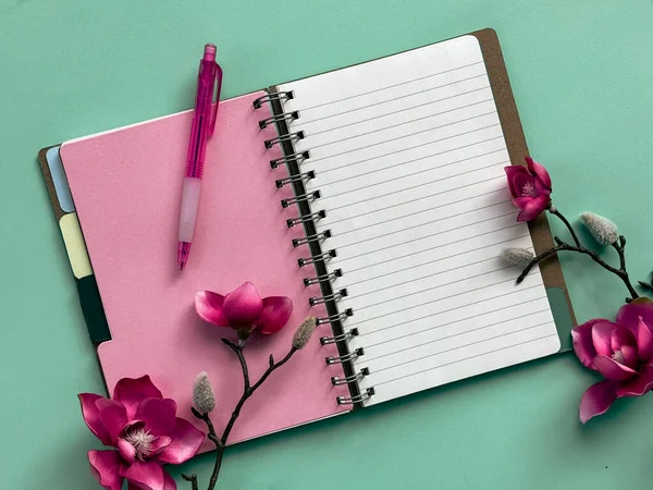 Cuaderno Rosa Con Bolígrafo Colocado Encima Listo Para Escribir Flores Fotos De Stock