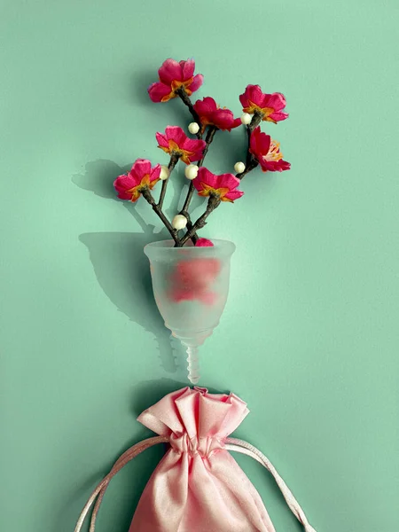 Copa Menstrual Con Flores Rojas Bolsa Seda Rosa Plano Sobre — Foto de Stock