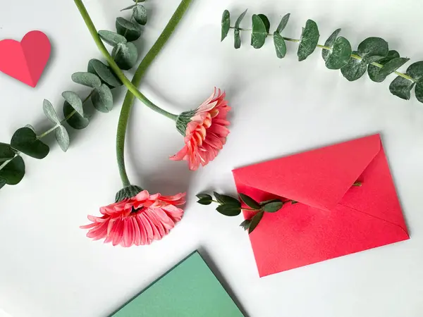 Een Roze Gerbera Bloemen Een Rode Envelop Zijn Geplaatst Een — Stockfoto