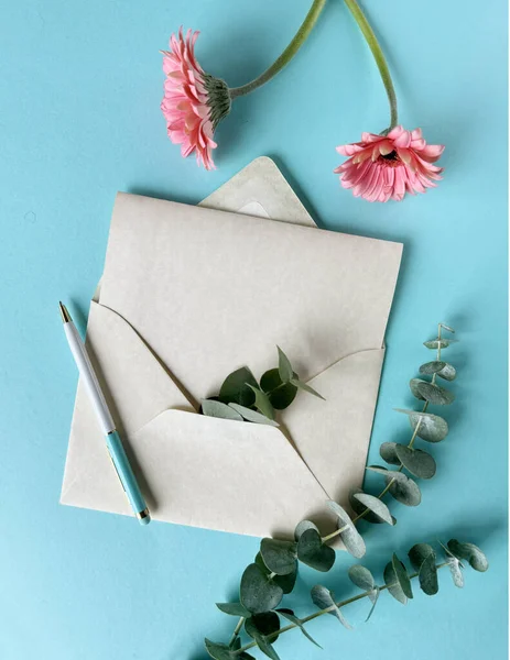 Une Photo Avec Une Enveloppe Des Fleurs Gerbera Roses Stylo — Photo