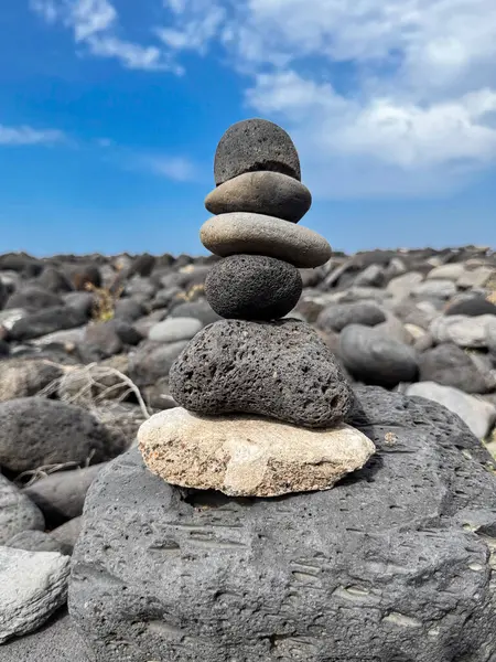 Zen Stone Pyramid Structure Sits Rugged Volcanic Shore Blue Sky — Stock Photo, Image