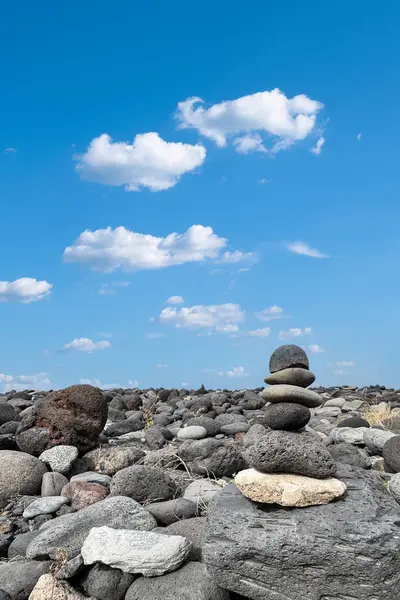 青い空と雲のある野生の火山岸にある禅のような石のピラミッド スピリチュアルな旅 — ストック写真