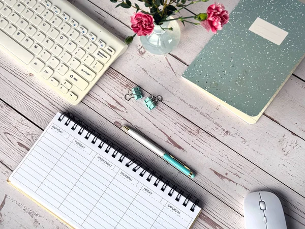 Desk Featuring Blank Weekly Planner Notepad Keyboard Mouse Bouquet Flowers — Stock Photo, Image
