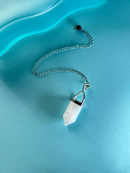 White Crystal Pendant Pendulum Chain Healing Amulet Spiritual Energy Detector — Stock Photo, Image