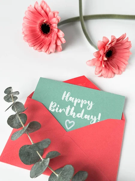 Obraz Różowej Koperty Tętniącą Życiem Szczęśliwą Kartką Urodzinową Umieszczoną Niej — Zdjęcie stockowe