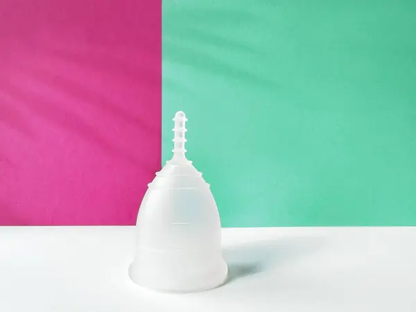 Een Herbruikbare Siliconen Menstruatiecup Een Magenta Groene Papieren Achtergrond Met — Stockfoto
