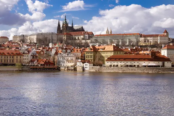 Utsikt Över Prag Över Flod Med Slott Vitus Katedral Och — Stockfoto