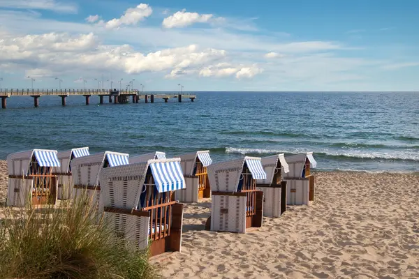 Bir Sıra Plaj Sandalyesi Güneşin Altında Kumlu Bir Plajda Dizilmiş — Stok fotoğraf