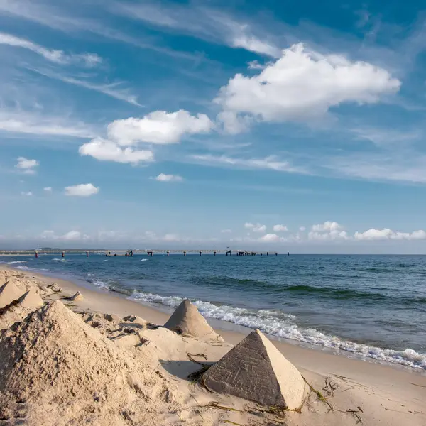海岸にいくつかの砂のピラミッドが作られた砂浜 バルト海のロマンチックな海岸 — ストック写真