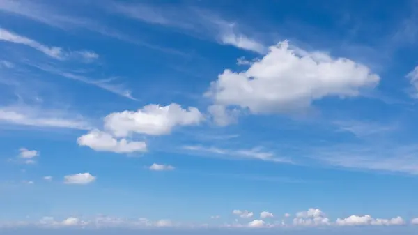 Cielo Azul Lleno Nubes Nubes Cumulosas Plumas Imagen De Stock