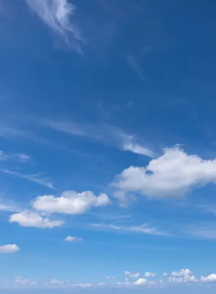 Cielo Con Nubes Blancas Esponjosas Llenando Extensión Azul Fotos De Stock Sin Royalties Gratis