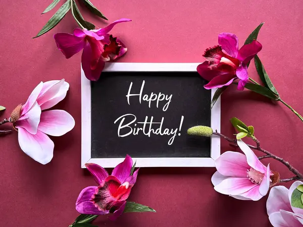Boldog Születésnapot Üzenet Táblán Körülvéve Élénk Trópusi Virágok Rózsaszín Háttér Jogdíjmentes Stock Fotók