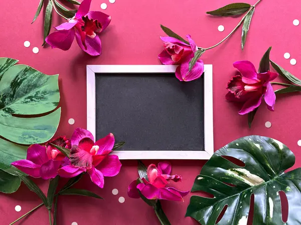 Flori Tropicale Vibrante Înconjurătoare Tablă Netedă Fundal Roz Polka Dot Imagini stoc fără drepturi de autor