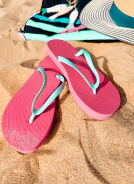 Kum Sahil Aksesuarları - Şapka, Flip Flops, Çanta, Yaz Tatili İçin Deniz Kabukları.