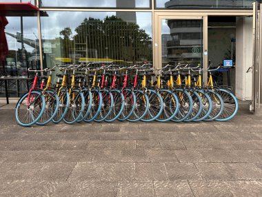Berlin, Almanya - 28 Mayıs 2024: Alexanderplatz, Berlin 'de sürücüler şehri keşfetmek için sıraya dizilmiş bir dizi kiralık bisiklet. Canlı bir meydanda şehir ulaşımı
