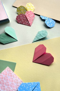 Renkli Origami Kalpleri - Kağıt Sanatı, Sevgi, El Sanatları, El Yapımı Kartları.