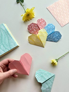 Renkli Origami Kalpler El Yapımı Kağıtlar ve Taze Çiçekler.