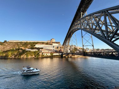 Porto Dom Luis Köprüsü, Douro Nehri üzerinde Yat Altında.