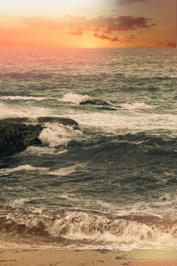 Rocky Shoreline Dalgaların Çarptığı Dramatik Okyanus Günbatımı.