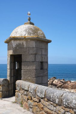 Portekiz, Porto yakınlarındaki Atlantik kıyısındaki ortaçağ kalesi Sao Francisco Xavier 'in köşesinde..