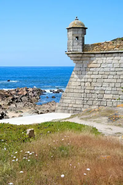 Sao Francisco Xavier Kalesi Atlantik Okyanusu 'nun yanında, Portekiz, Porto yakınlarındaki Atlantik kıyısında ortaçağ kalesi..