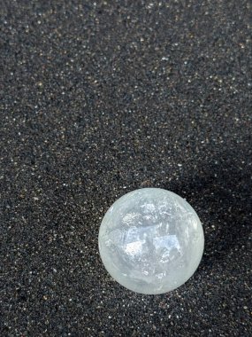 Koyu Kum Arkaplanı Üzerine Şeffaf Kristal Top.