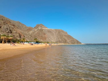San Andres, Tenerife - 29 Ocak 2024: Crystal Clear Water ve Mountain View ile Sunny Teresitas Plajı.