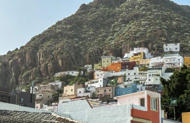 Tenerife 'nin kuzeyindeki San Andres kasabası. Parlak Gün Işığında Rocky Tepesine Karşı Renkli Kayalık Kasaba.