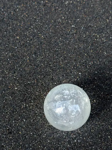 Koyu Kum Arkaplanı Üzerine Şeffaf Kristal Top.