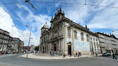 Porto, Portekiz - 28 Haziran 2024: Portekiz 'in Porto kentinde Azulejo Fayansları ve Turistleri ile Tarihi Barok Kilisesi.