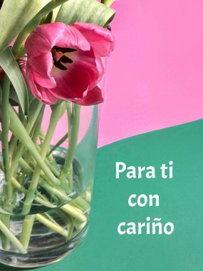 İspanyolca yazılı tebrik kartı Un pequeo detalle para ti sizin için küçük bir detay, pembe, yeşil ve kırmızı tonlu, lalelerle süslenmiş geometrik bir arkaplan.