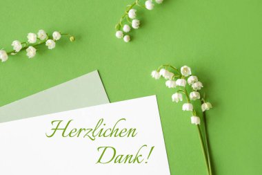 Vadideki çiçeklerin zambağı canlı yeşil bir arkaplanda 