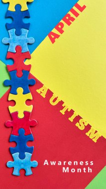 Parlak geometrik arkaplan üzerindeki renkli yapboz parçalarının dikey düzenlenmesi 