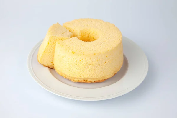 Chiffon Cake Plaat Close Geïsoleerd Witte Achtergrond — Stockfoto