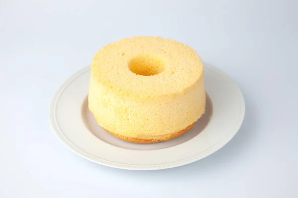 Gâteau Mousseline Sur Plaque Gros Plan Isolé Sur Fond Blanc — Photo
