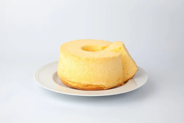 Chiffon Cake Plaat Close Geïsoleerd Witte Achtergrond — Stockfoto