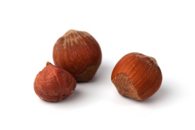 Fındıklar beyaz arkaplanda izole edilmiş.