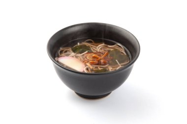 Soba karabuğday eriştesi buharı kaynayan sıcak yakın plan beyaz arka planda izole edilmiş