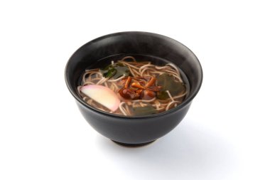 Soba karabuğday eriştesi buharı kaynayan sıcak yakın plan beyaz arka planda izole edilmiş