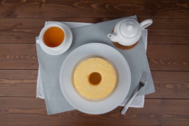 Sade şifonlu kek sıcak çay seti beyaz arka planda izole edilmiş.