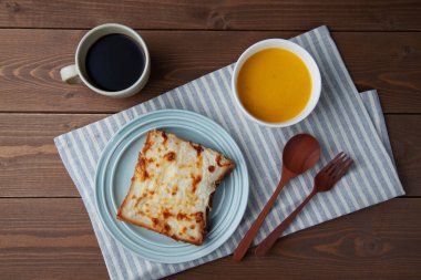 Kahvaltı mösyö ve sıcak kahve yakın plan masa izole edildi.