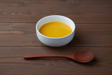 Balkabağı çorbası. Masaya yakın çekim.